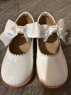 White Patent Mary Jane Dress Shoes for Girls with Satin Bow